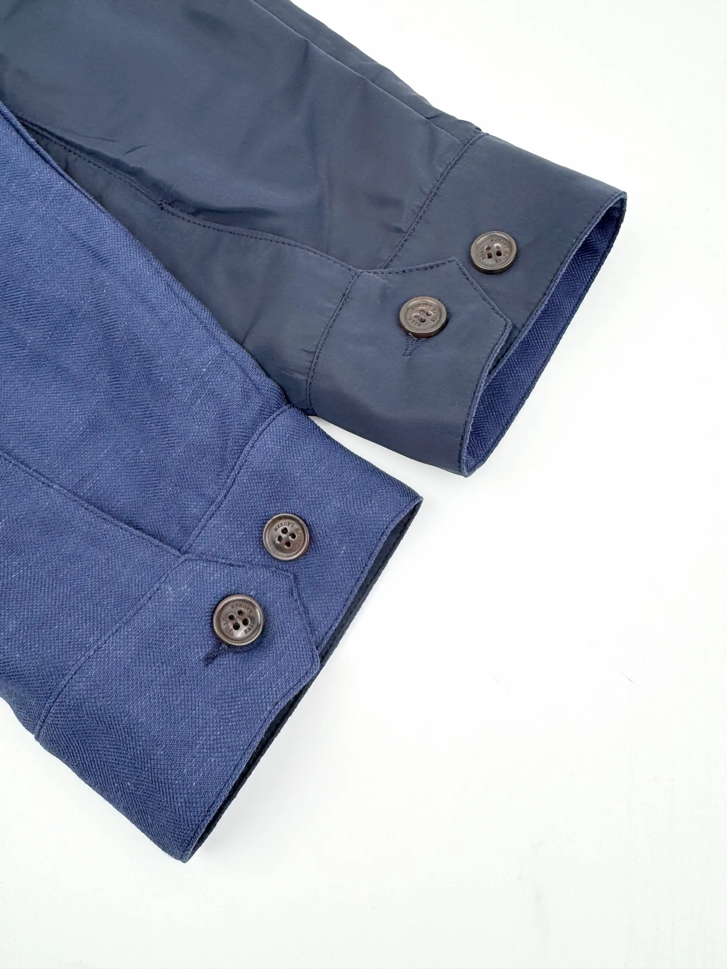 P580 Ralph Lauren logo embroidered reversible jacket. Customized matte moire taffeta and twill jacquard brocade. Light and tough, smooth drape. Comfortable and close to the skin. Quiet dark blue. Elegant style. Twin clothes. Style without boundaries. One side is decorated with twill jacquard brocade and has its own retro filter, like the pocket watch gear of an old-school gentleman. The other side is made of matte moiré taffeta to bring a sense of relaxation. Casual and casual genes. Exquisite pony logo is embellished throughout, making it highly recognizable. The classic stand-up collar is tied with three hidden buckle tabs. Simplicity dominates complexity. The design philosophy hidden in the details. Double-sided style. One garment hides old money and relaxation. Process 1: Use imported machine embroidery technology. Use advanced computer control system and precise mechanical components to realize the iconic pony embroidery operation. High precision. The lines are smooth and delicate. Process 2: Template machine bag opening. Preset templates guide the position of opening the bag. The accuracy of the shape and size ensures the quality of the bag opening effect. Process 3: Ergonomic three-dimensional cutting returns to traditional craftsmanship through segmentation, folding, shrinking, and stretching techniques. The so-called slow work produces fine work, which is respect for the material and the pursuit of feel. Complex workmanship, tedious, slow timeliness, and high loss. Process 4: The fabrics are washed carefully, the hand feel and texture are better, not easy to deform, not easy to shrink, not easy to fade, and maintain long-term beauty. Accessories: Customized 1:1 Ralph Lauren fruit buckle Customized 1:1 Ralph Lauren zipper Customized 1:1 Ralph Lauren puller Customized 1:1 Ralph Lauren trademark Version: Fitted version Function: Reversible, free to match Size: S M L XL